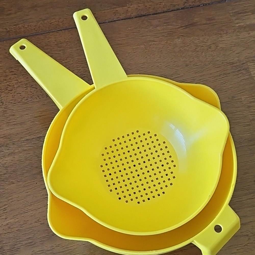 Vintage Tupperware #1523 & #1200 Yellow 1 & 2 Quart Colander Strainer Set